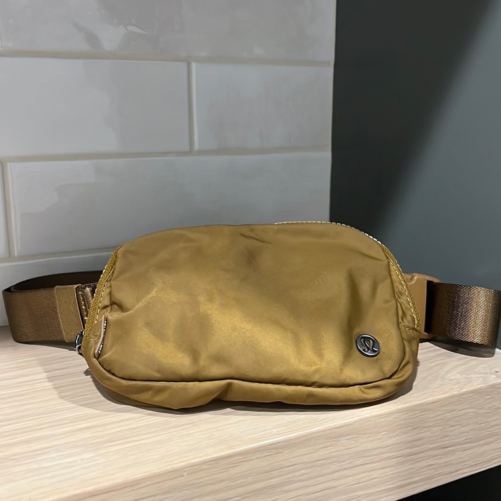 Lululemon wear everywhere belt bag